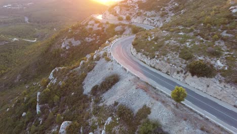 Drohne-Schoss-Einen-Atemberaubenden-Sonnenuntergang-In-Marseille.-Einer-Kurvenreichen-Straße-Folgend